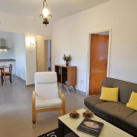With Garden, Terrace And Bike Or Boat Storage, 30m From - Fig Tree House Sutivan