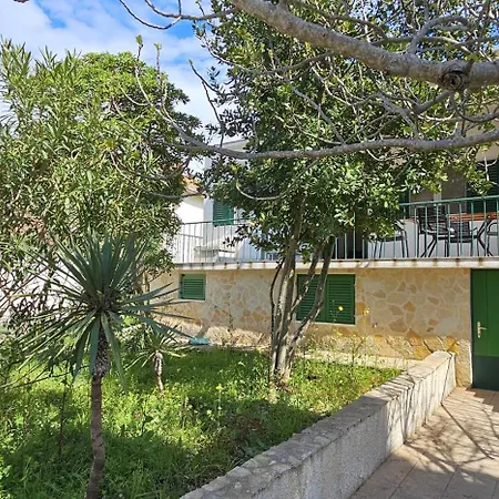 With Garden, Terrace And Bike Or Boat Storage, 30m From - Fig Tree House