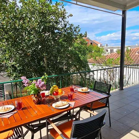 With Garden, Terrace And Bike Or Boat Storage, 30m From - Fig Tree House